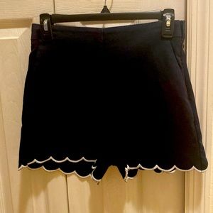 Ann Taylor scalloped edge short with white edging